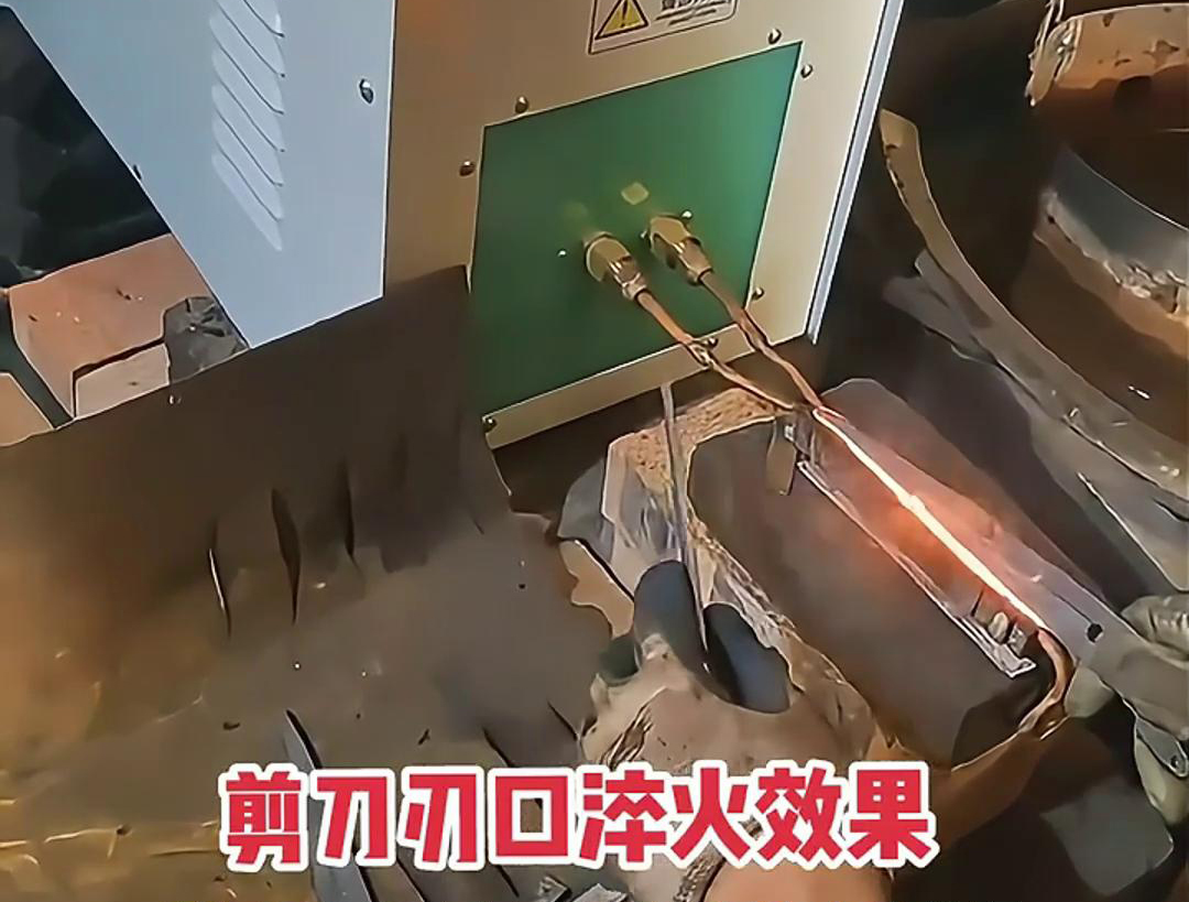 剪刀刃口采用高頻機進行淬火熱處理，提升其鋒利度、硬度和耐磨性