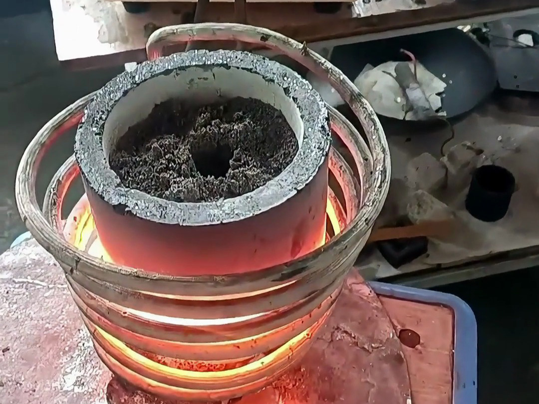 海拓高頻熔煉爐礦石熔煉實測：金屬含量達標即可提煉，原礦篩選后輕松分離！