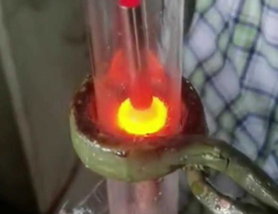 通過手持式高頻加熱機在氮氣保護下焊接銅管，可以獲得高質(zhì)量的焊縫，提高產(chǎn)品的性能和可靠性