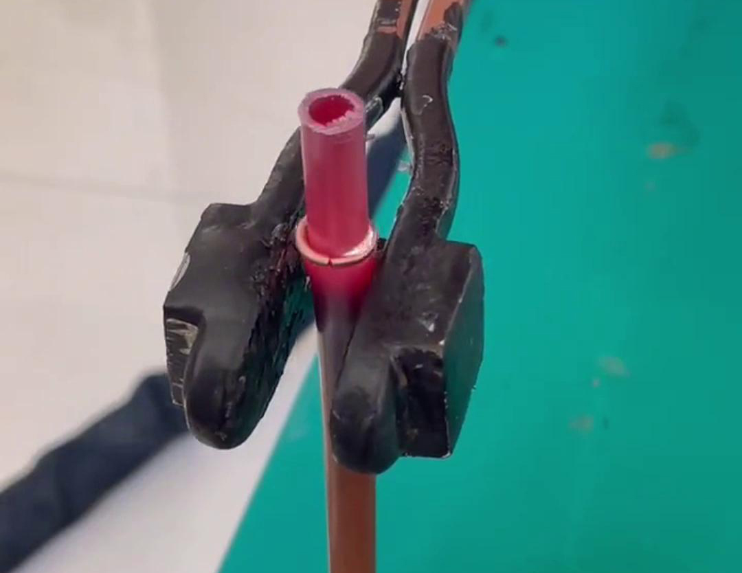 散熱器銅管對接焊用手持式高頻機，只要三秒就可以焊接完成，看一看效果如何