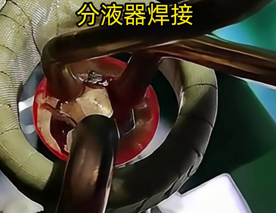 分液器銅管的高頻焊接是一種利用高頻電流在工件中產(chǎn)生熱效應(yīng)，使接觸部位熔化，形成永久連接的工藝