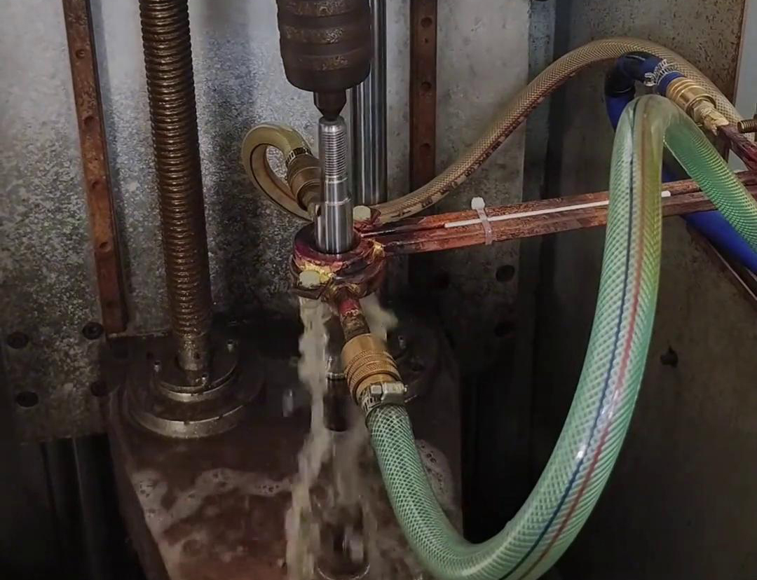 高頻淬火機床可以根據(jù)電機軸尺寸和淬火要求，實現(xiàn)自動化操作淬火